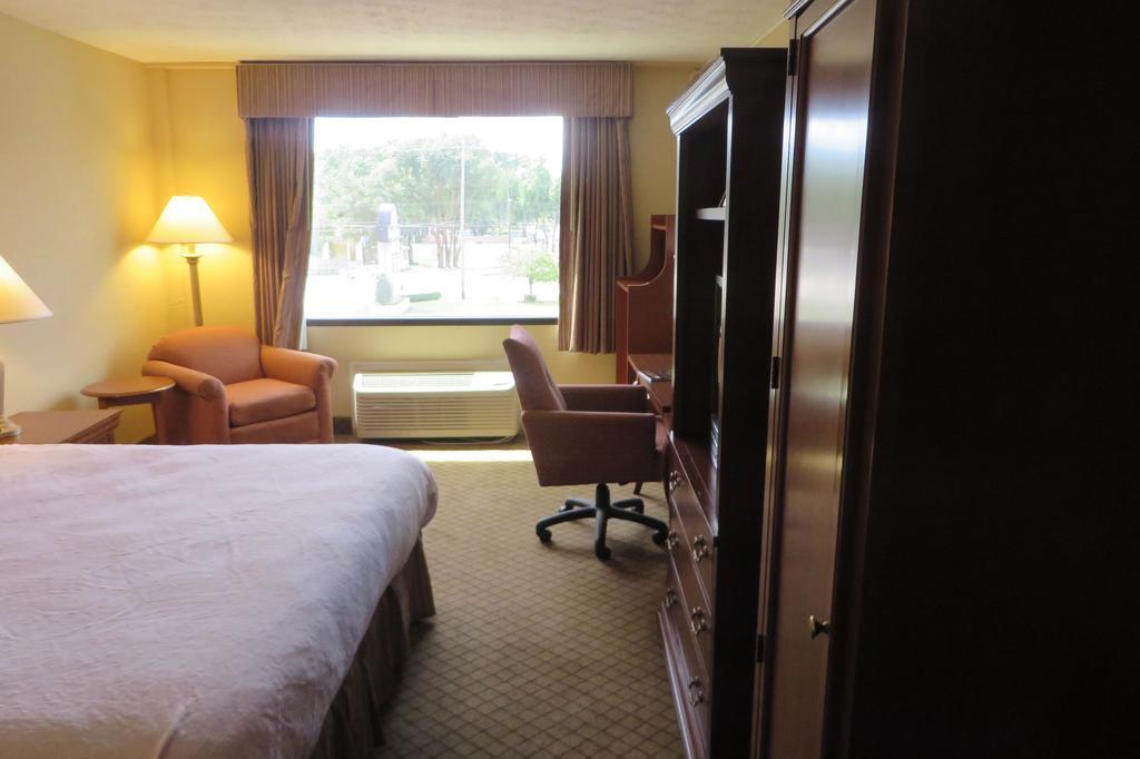 Days By Wyndham Airport Hotel